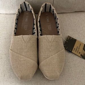 NEW with tags Womens Tom’s classic natural heritage canvas slip-on shoes. Size 9